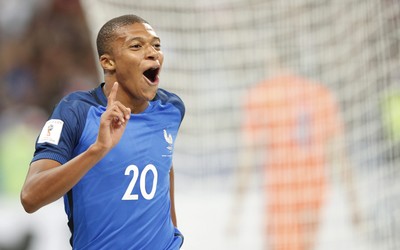 AOA电竞独家-乌克兰队绝杀后全队相拥庆祝